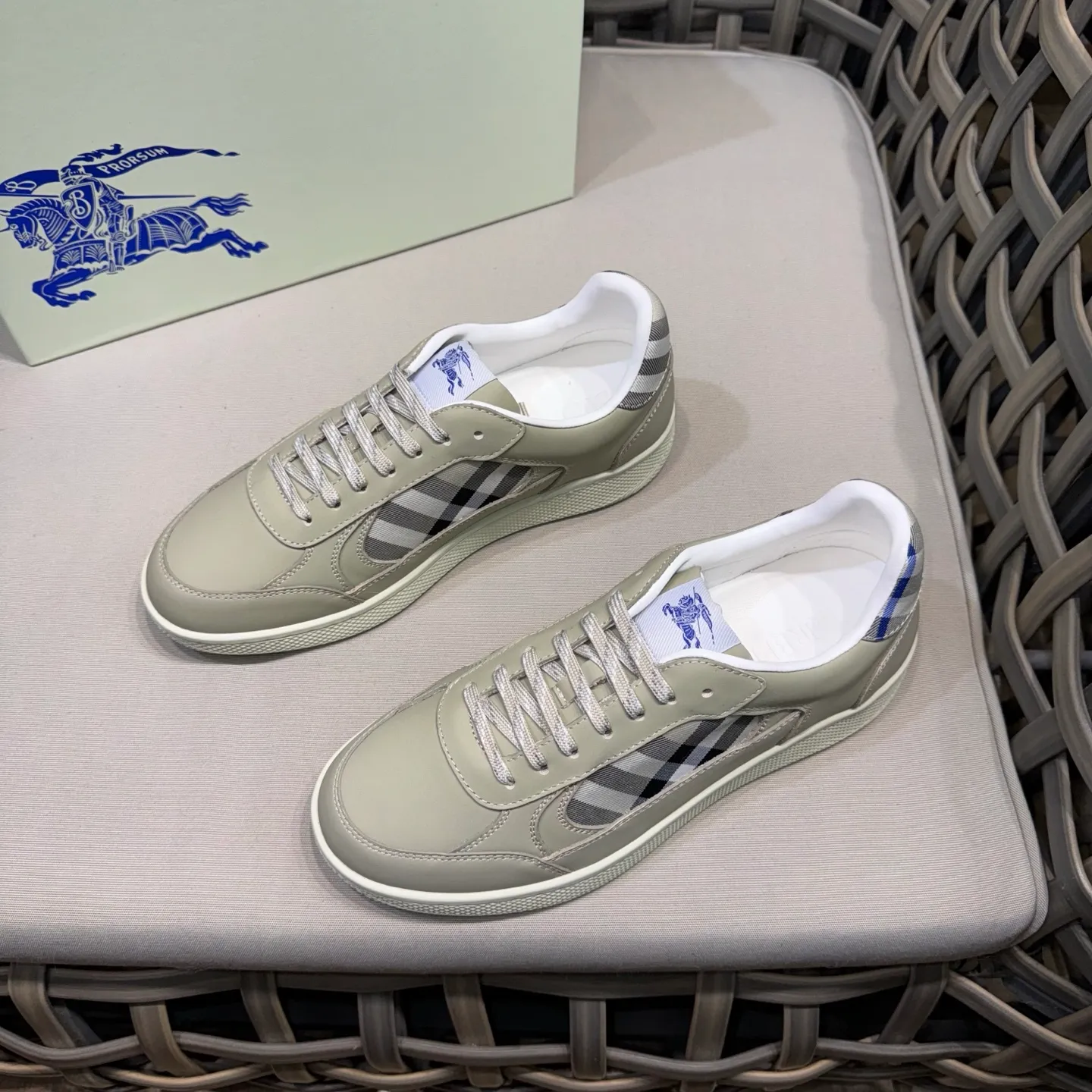 [Burberry] Top P: 680💰Size: 38-44 (45.46 custom-made) Burberry official website synchronized men's classic low-top sneakers | Made of original first-layer cowhide | Decorated with renewed brand logo | First-layer cowhide lining | Heel decorated with Burberry letter embossed logo | Original TPU outsole.
